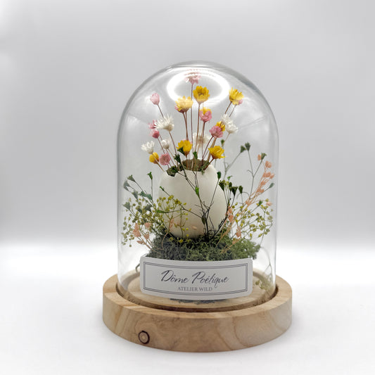 Dome poétique oeuf et fleurs moyen sur fond blanc