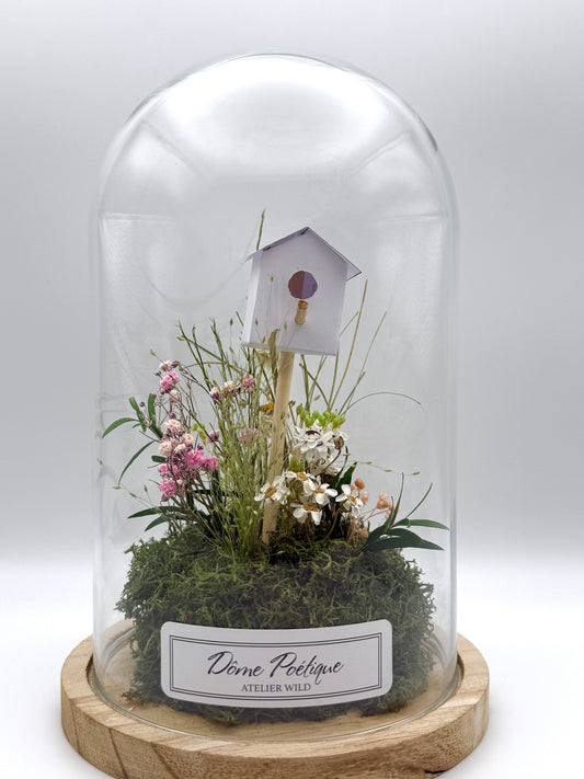Petit paysage fleuri sous cloche avec nichoir décoratif