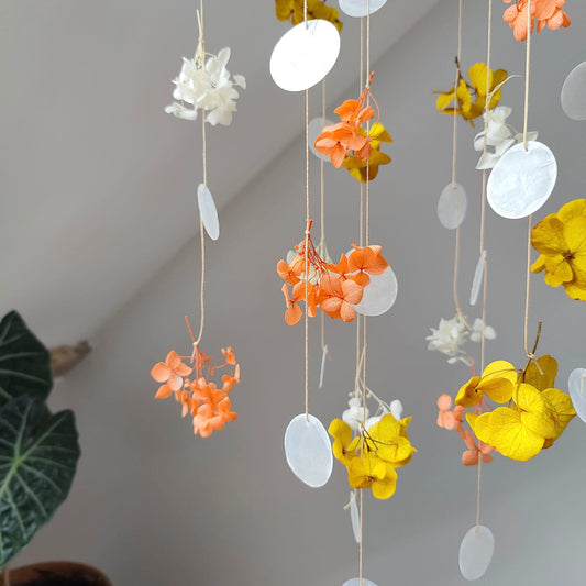 1) Détail nacre et hortensia stabilisé — tons safran, orange et ivoire