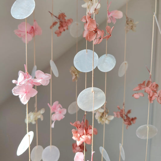 1) Détail nacre et hortensia stabilisé — tons rose vintage, baby pink et sauge rosée