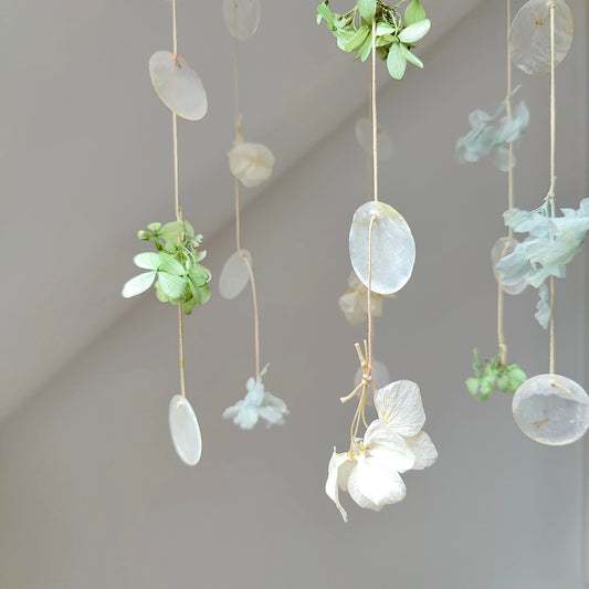 Détail nacre et hortensia stabilisé — vert d’eau, blanc cassé et vert