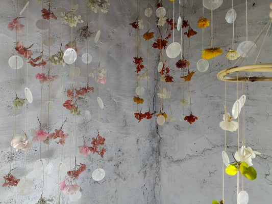 details des mobiles montrant les pastilles de nacre et des bouquets d'hortensias - Atelier Wild