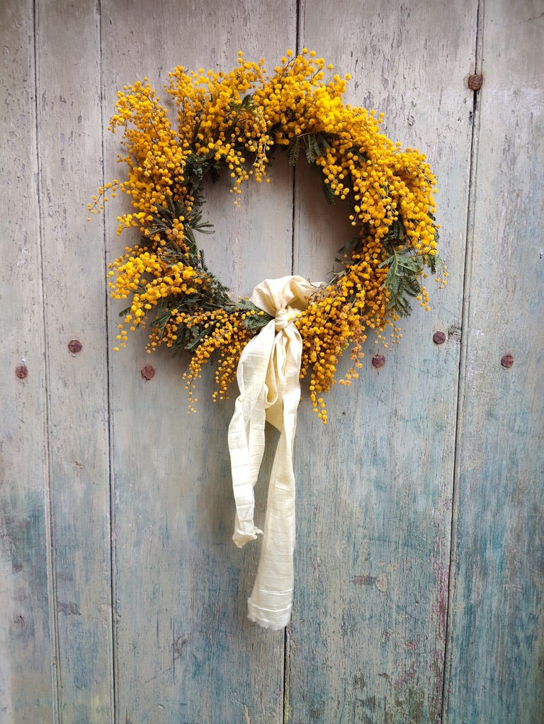 Couronne en fleurs séchées : 7 façons de l’intégrer à votre décoration, toute l’année