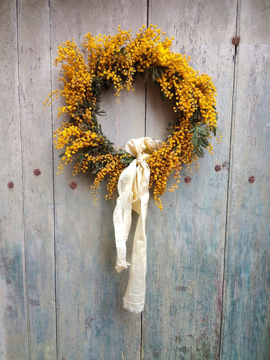 Couronne en fleurs séchées : 7 façons de l’intégrer à votre décoration, toute l’année