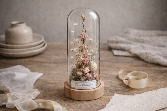 Dome botanique sur un e table d'atelier