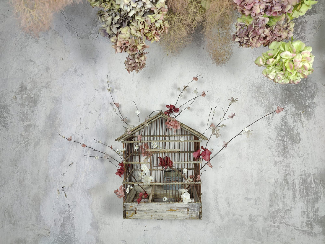 Cage à oioseaux décorée de fleurs stabilisées