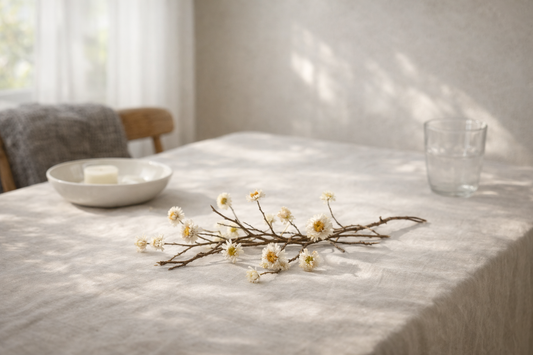 arrangement floral délicat sur une table