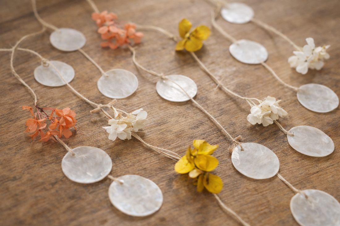 mobile en pastilles de nacre et fleurs séchées