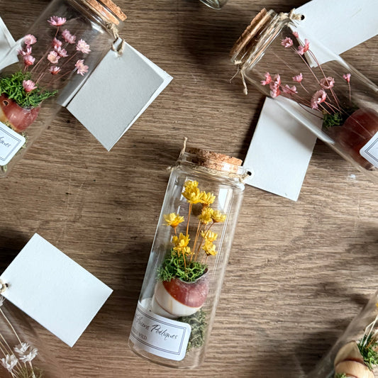 flacons poétiques escargot fleurs mélangés sur table