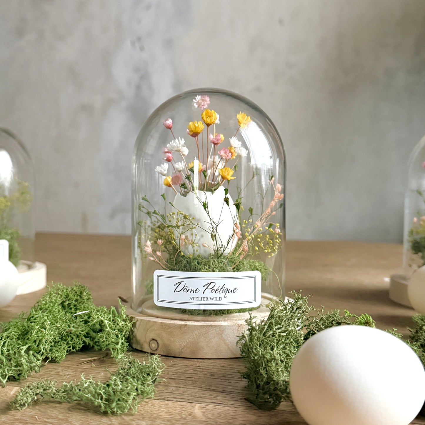 Dome poétique oeuf et fleurs moyen sur table