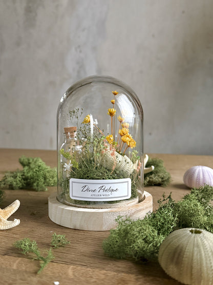 Dôme poétique Oursin format moyen — fleurs jaunes et décor marin sous cloche (Atelier Wild)
