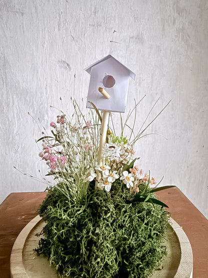 Petit paysage fleuri sous cloche avec nichoir décoratif - Détail
