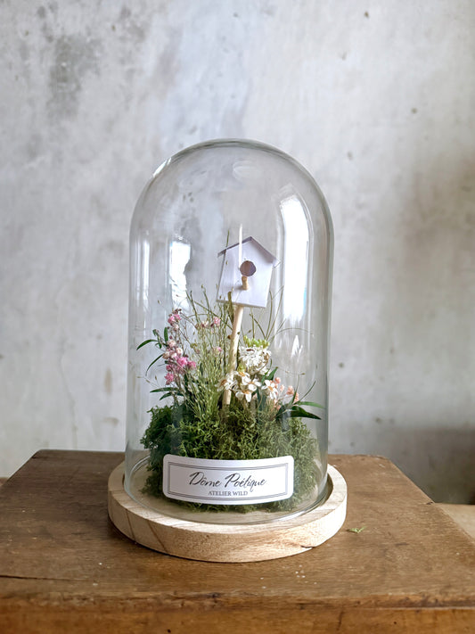 Dôme Poétique Nichoir sous cloche, petit paysage fleuri avec nichoir miniature
