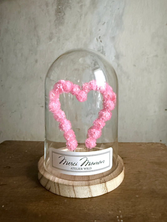 Dôme Poétique Cœur Rose sous cloche, cœur floral en immortelles roses
