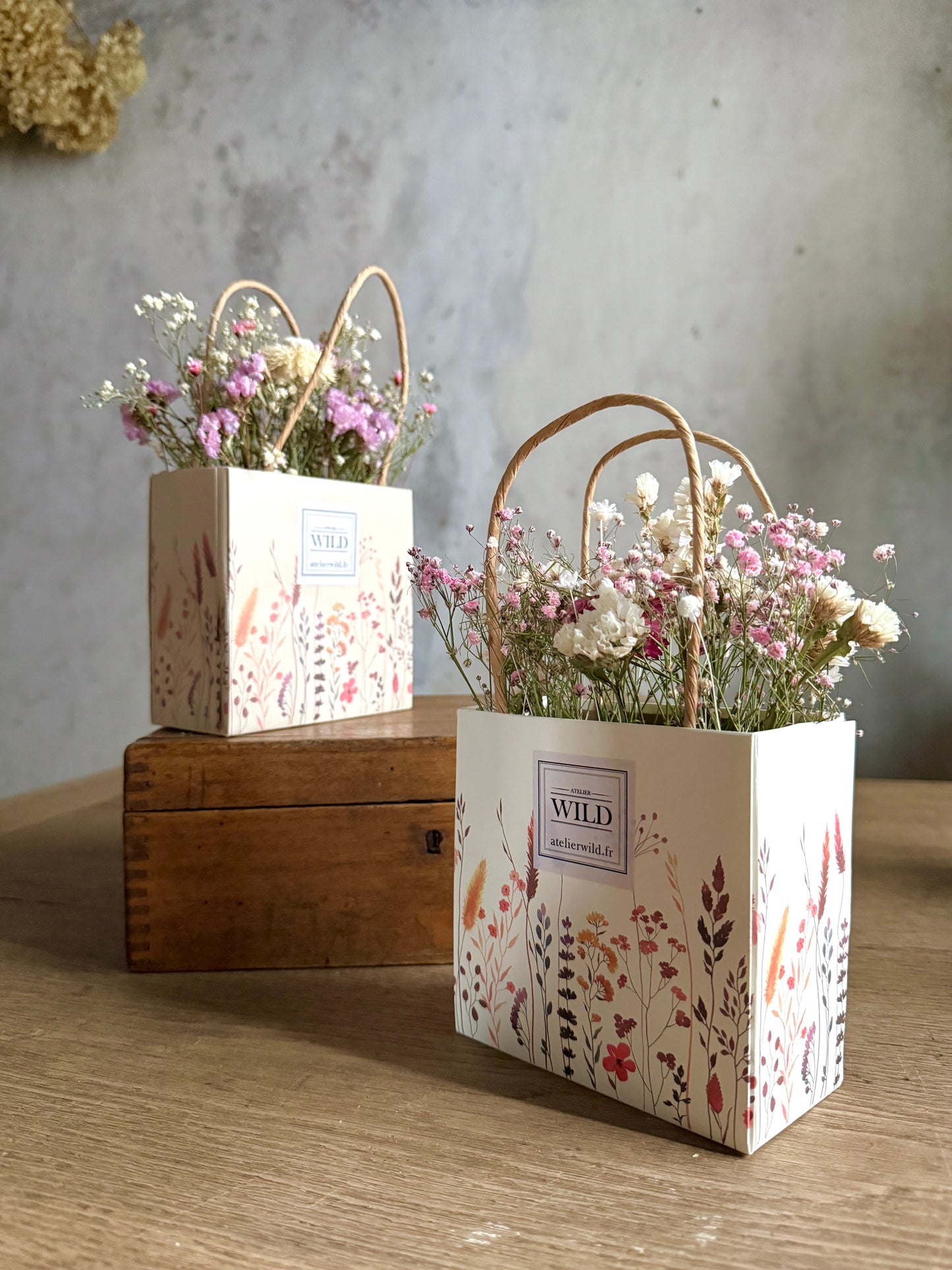 Création florale durable en fleurs séchées dans un sac cadeau
