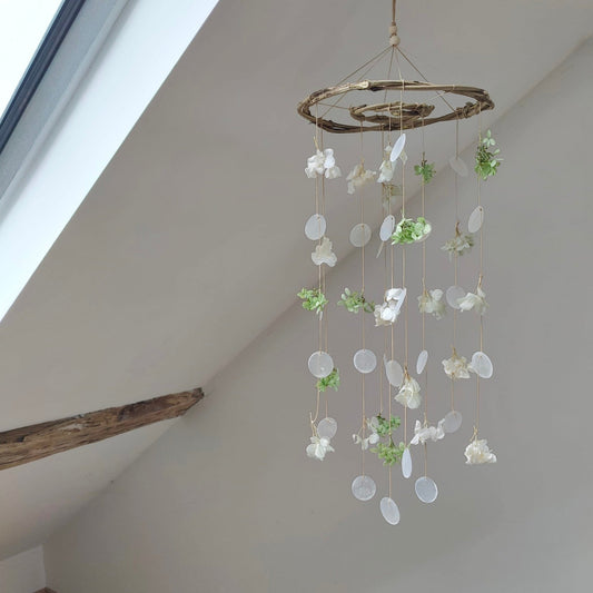 Mobile hortensia & nacre — grand modèle suspendu, vue en situation